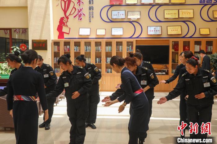 日喀則火車站客運人員學習服務禮儀。　斗山得 攝