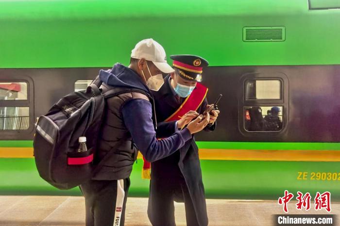 圖為日喀則火車站工作人員服務乘客?！《飞降?攝