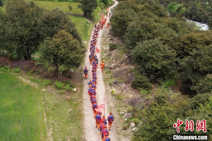 圖為西藏林芝森林消防員穿越山林?！●T怡凡 攝