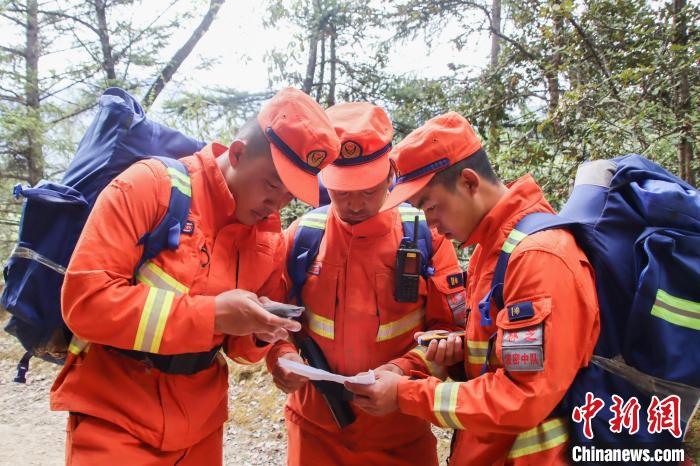 圖為消防員開展野外按圖行進訓(xùn)練?！抢倮?攝