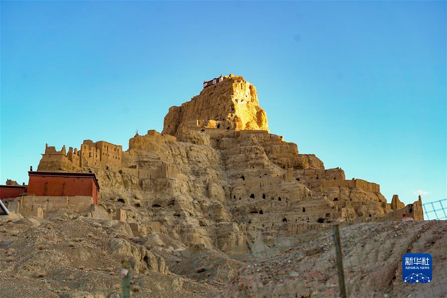 (新華全媒+)(5)國(guó)道之行 從雪山奔向大海丨古格落日