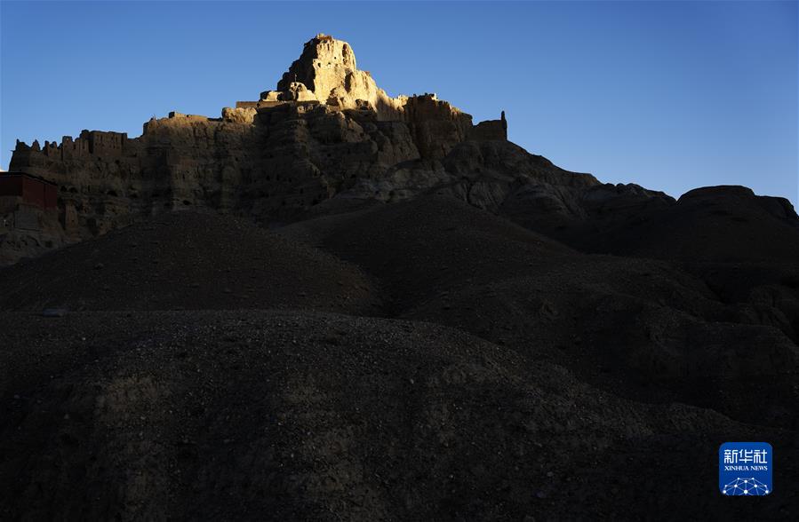 (新華全媒+)(14)國(guó)道之行 從雪山奔向大海丨古格落日