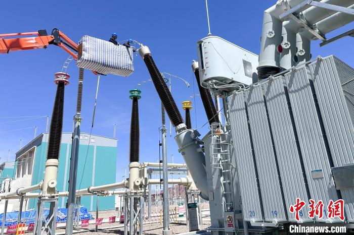 國網(wǎng)西藏電力組織檢修人員對設(shè)備進行全面體檢?！W(wǎng)西藏電力有限公司 供圖