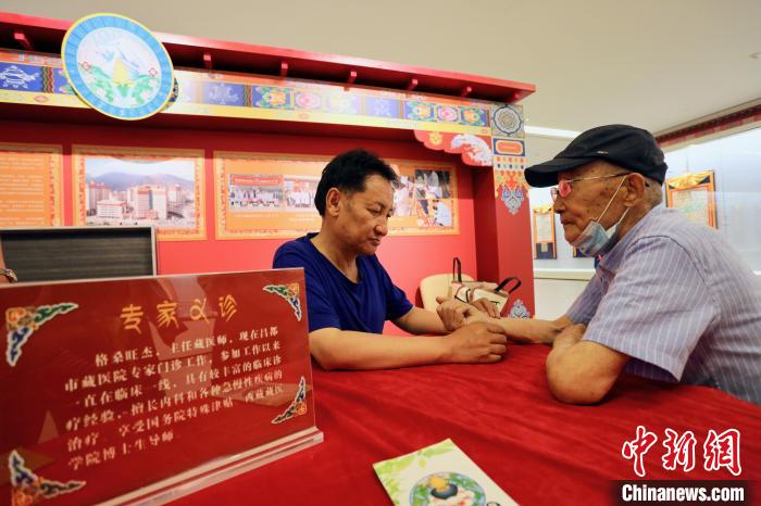 “藏韻瑰寶”藏醫(yī)四部醫(yī)典唐卡珍品展在天津美術(shù)館展出，展覽現(xiàn)場(chǎng)藏醫(yī)專家義診受歡迎?！⒖∩n 攝