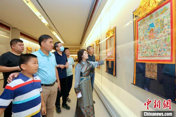 “藏韻瑰寶”藏醫(yī)四部醫(yī)典唐卡珍品展現(xiàn)場(chǎng)?！⒖∩n 攝