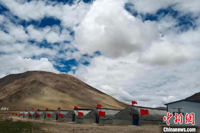 圖為西藏康馬縣的高原溫室大棚?！⒔ㄜ?攝