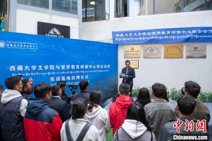 圖為企業(yè)代表發(fā)言?！∝暩聛硭?攝