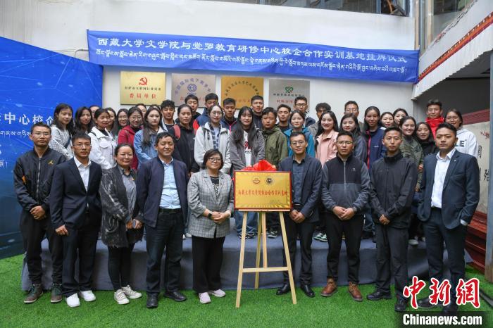 圖為揭牌儀式上合影?！∝暩聛硭?攝