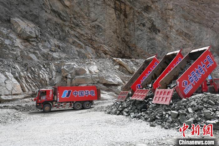 拉哇水電站正式啟動大壩填筑。　華電金上公司 供圖