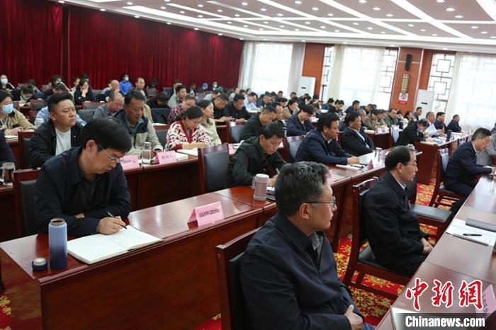 圖為專題黨課現(xiàn)場(chǎng)?！∝暽＠?攝