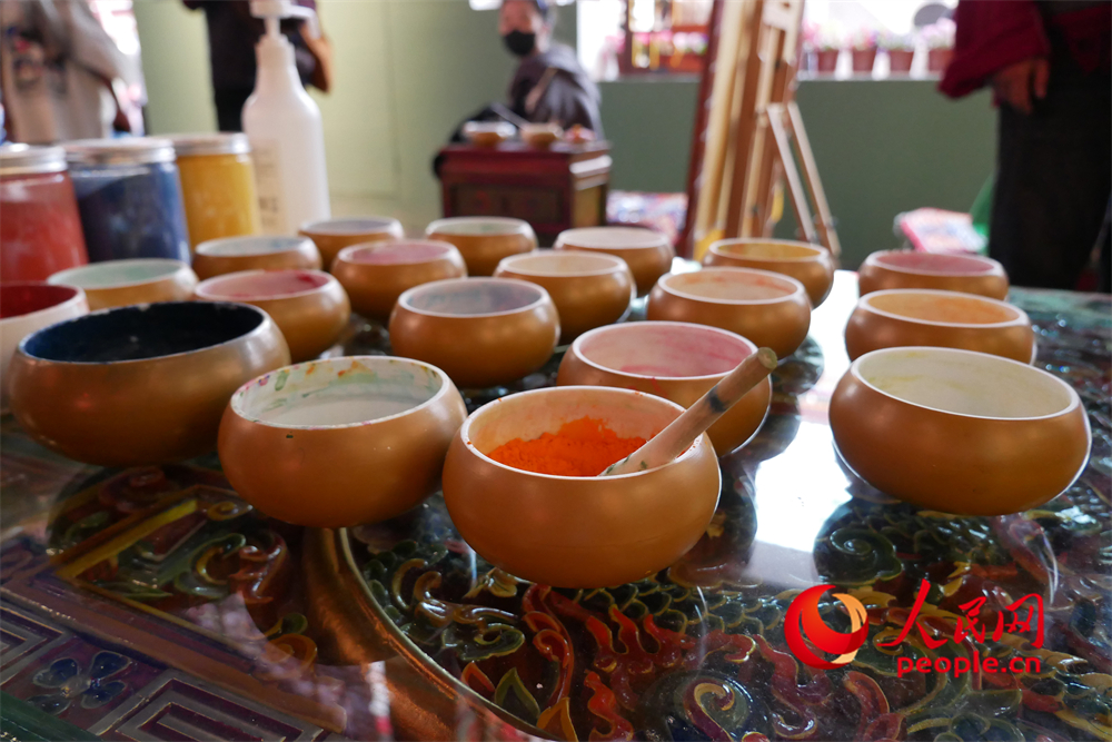 繪制唐卡所用的顏料。人民網(wǎng) 韋衍行攝