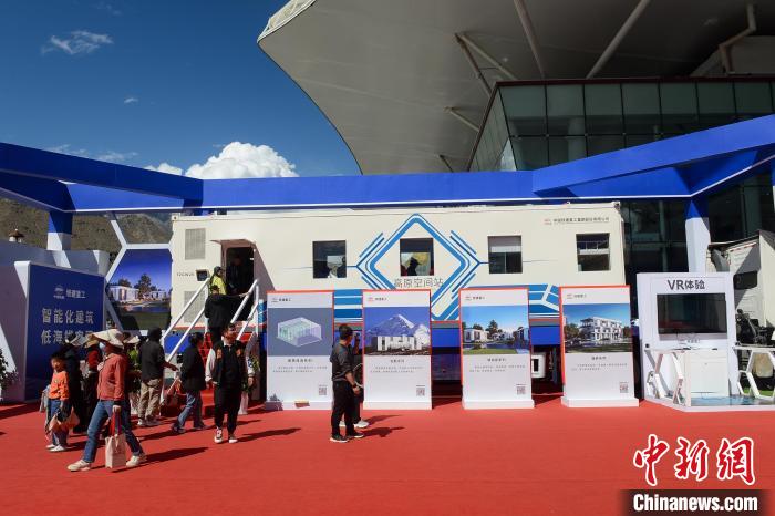 展覽現(xiàn)場，觀眾體驗裝配式增壓增氧建筑?！~ 攝