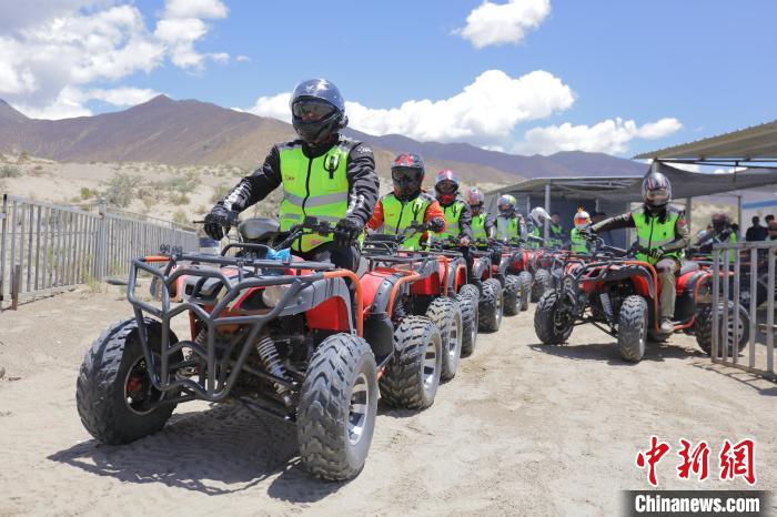 圖為比賽選手途經(jīng)扎囊沙漠公園。　游牧地球供圖
