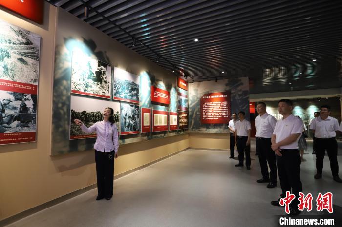 圖為西藏航空一行在臨沂市孟良崮戰(zhàn)役紀(jì)念館開展主題教育活動(dòng)。　姜博 攝