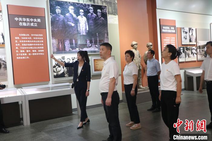 圖為西藏航空一行在臨沂市沂蒙革命紀(jì)念館開展主題教育活動(dòng)?！〗?攝