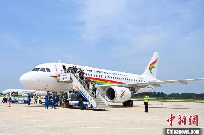 圖為旅客抵達(dá)機(jī)場(chǎng)?！≮w朗 攝