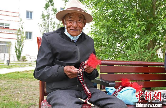 圖為曲松縣特困人員集中供養(yǎng)中心老人在做傳統(tǒng)手工編織?！≮w朗 攝