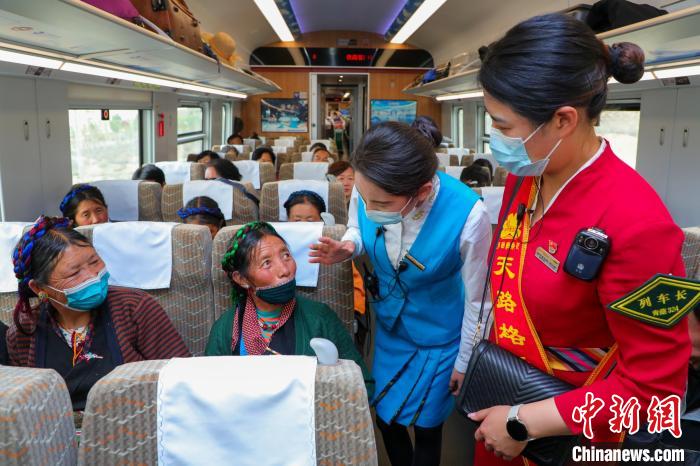 農(nóng)牧民乘坐高原復(fù)興號動車組出行?！≈軔傁?攝