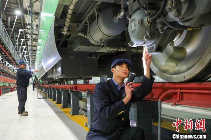 圖為工作人員檢查高原復(fù)興號?！≈軔傁?攝