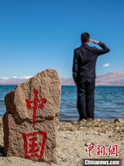 班公湖畔的“中國”標(biāo)記?！↓埿▲P 攝