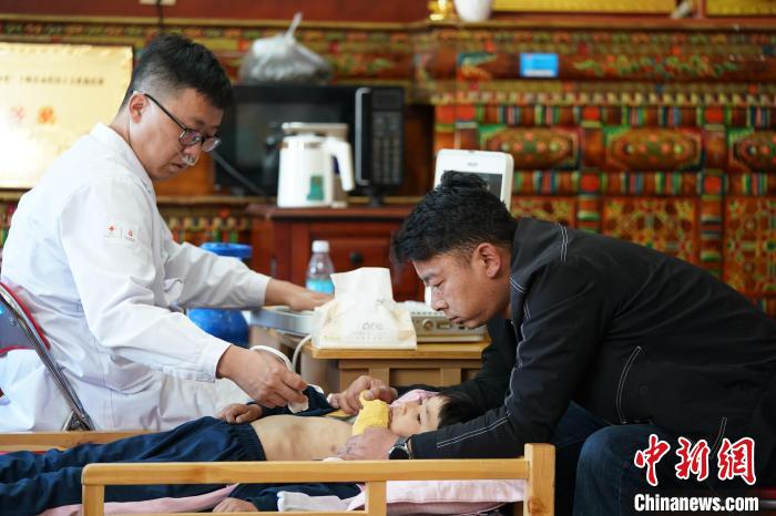 6月27日，西藏康馬縣雙語幼兒園的孩子參加先心病篩查。　蘇丹 攝