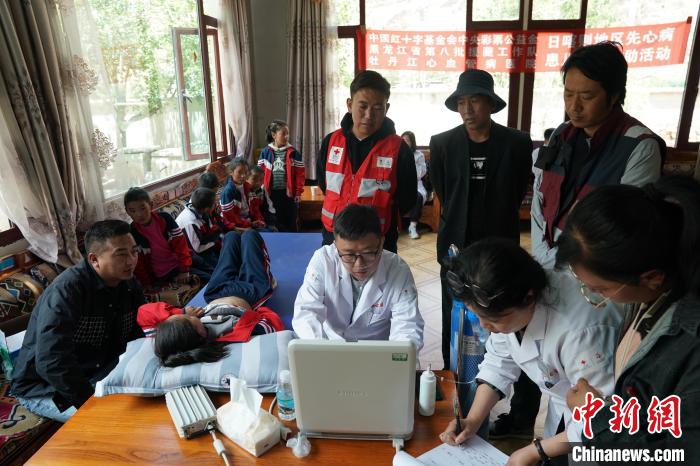 6月27日，西藏康馬縣少崗鄉(xiāng)中心小學(xué)的孩子參加先心病篩查?！√K丹 攝