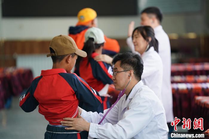 6月26日，西藏日喀則特校的孩子參加先心病篩查?！√K丹 攝