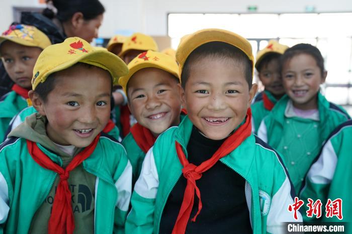 6月27日，西藏康馬縣南尼鄉(xiāng)中心小學(xué)的孩子參加先心病篩查。　蘇丹 攝