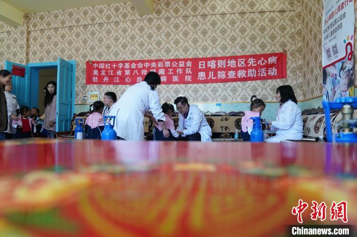 6月27日，西藏康馬縣雙語幼兒園的孩子參加先心病篩查?！√K丹 攝