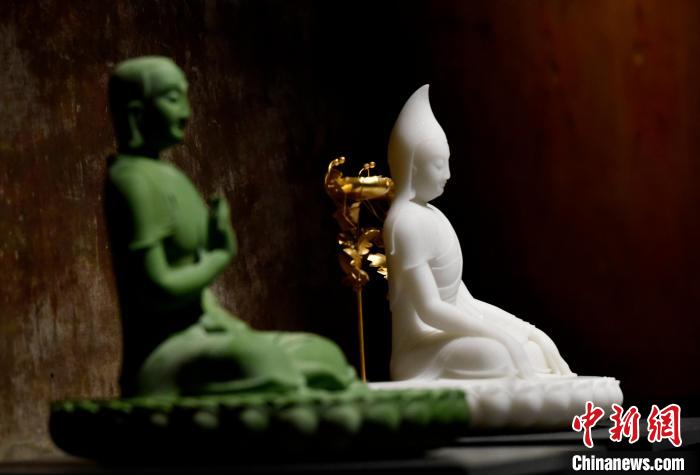 圖為展覽中圍繞西藏歷史與傳統(tǒng)創(chuàng)作的雕塑作品?！±盍?攝