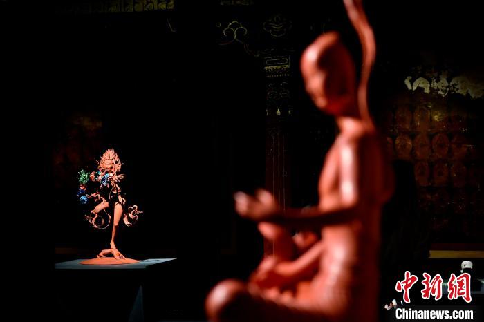 圖為展覽中圍繞西藏歷史與傳統(tǒng)創(chuàng)作的雕塑作品?！±盍?攝