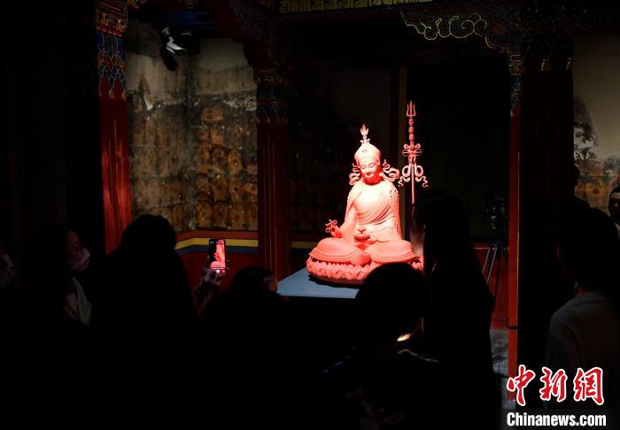 圖為觀眾正在欣賞展覽中的雕塑作品。　李林 攝