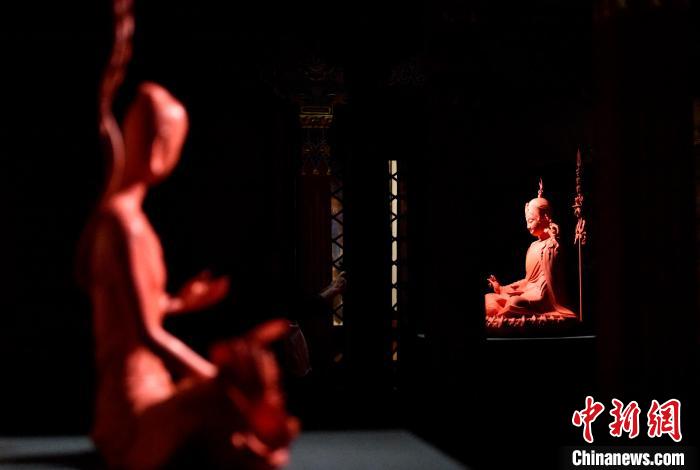 圖為展覽中圍繞西藏歷史與傳統(tǒng)創(chuàng)作的雕塑作品。　李林 攝