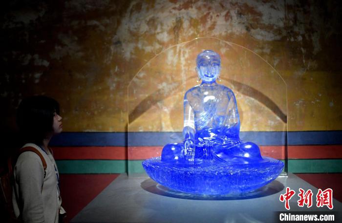 圖為觀眾正在欣賞展覽中的雕塑作品?！±盍?攝