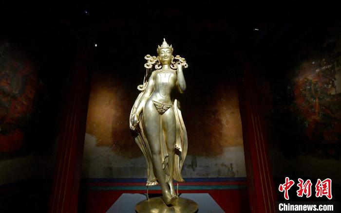 圖為展覽中圍繞西藏歷史與傳統(tǒng)創(chuàng)作的雕塑作品《八萬四千年》?！±盍?攝