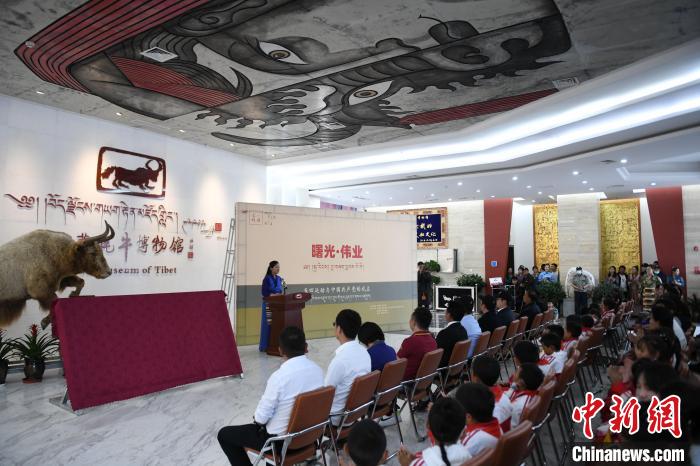 圖為《曙光·偉業(yè)——五四運(yùn)動(dòng)與中國(guó)共產(chǎn)黨的成立》“七一”特展開幕儀式現(xiàn)場(chǎng)?！∝暩聛?lái)松 攝