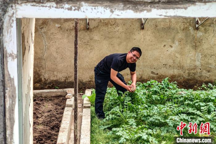 移民管理警察羅忠江在公珠湖執(zhí)勤點的大棚內(nèi)?！↓埿▲P 攝