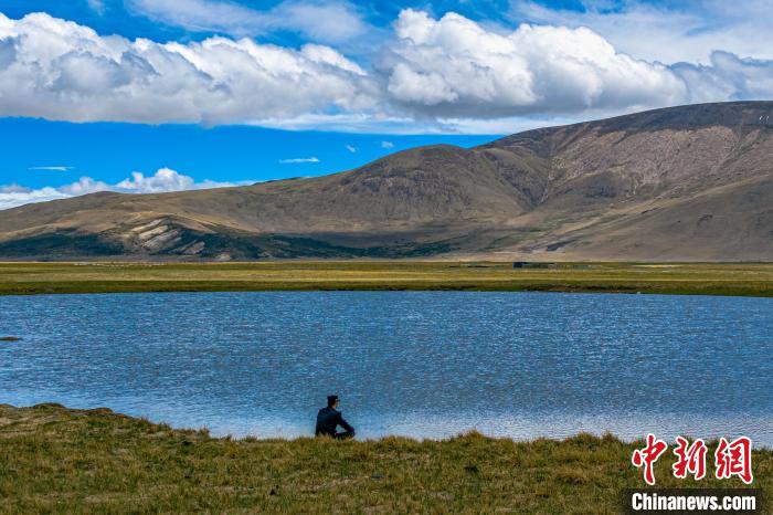 資料圖為執(zhí)勤民警何宗源在公珠湖畔濕地留影?！↓埿▲P 攝