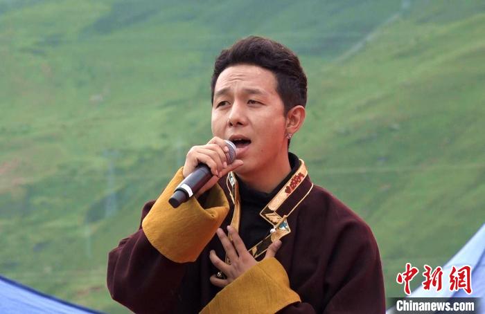 圖為藝人為開(kāi)幕式獻(xiàn)唱。　貢桑拉姆 攝