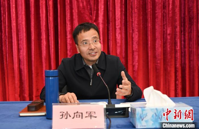 圖為西藏自治區(qū)黨委宣傳部副部長(zhǎng)、自治區(qū)社科院黨組書(shū)記孫向軍主持活動(dòng)?！≮w朗 攝