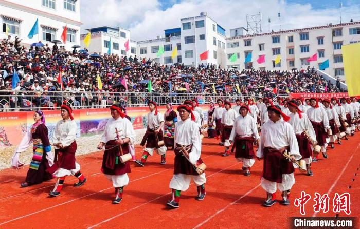 圖為西藏昌都市第九屆三江茶馬文化藝術(shù)節(jié)(芒康會(huì)場(chǎng))開幕式現(xiàn)場(chǎng)?！〔际忻⒖悼h委宣傳部供圖