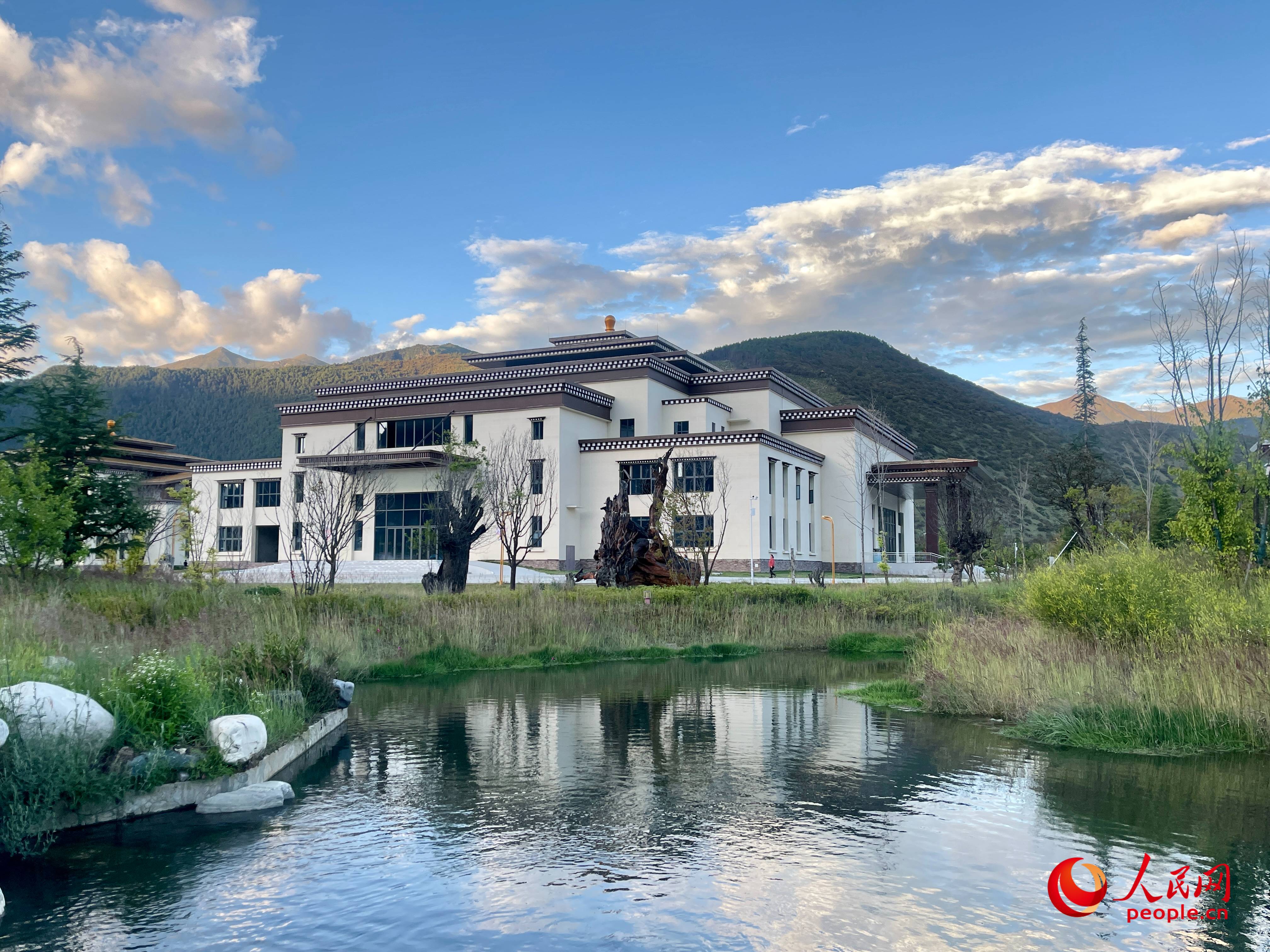 工布公園猶如一幅優(yōu)美畫卷，讓人流連忘返。人民網 周靜圓攝