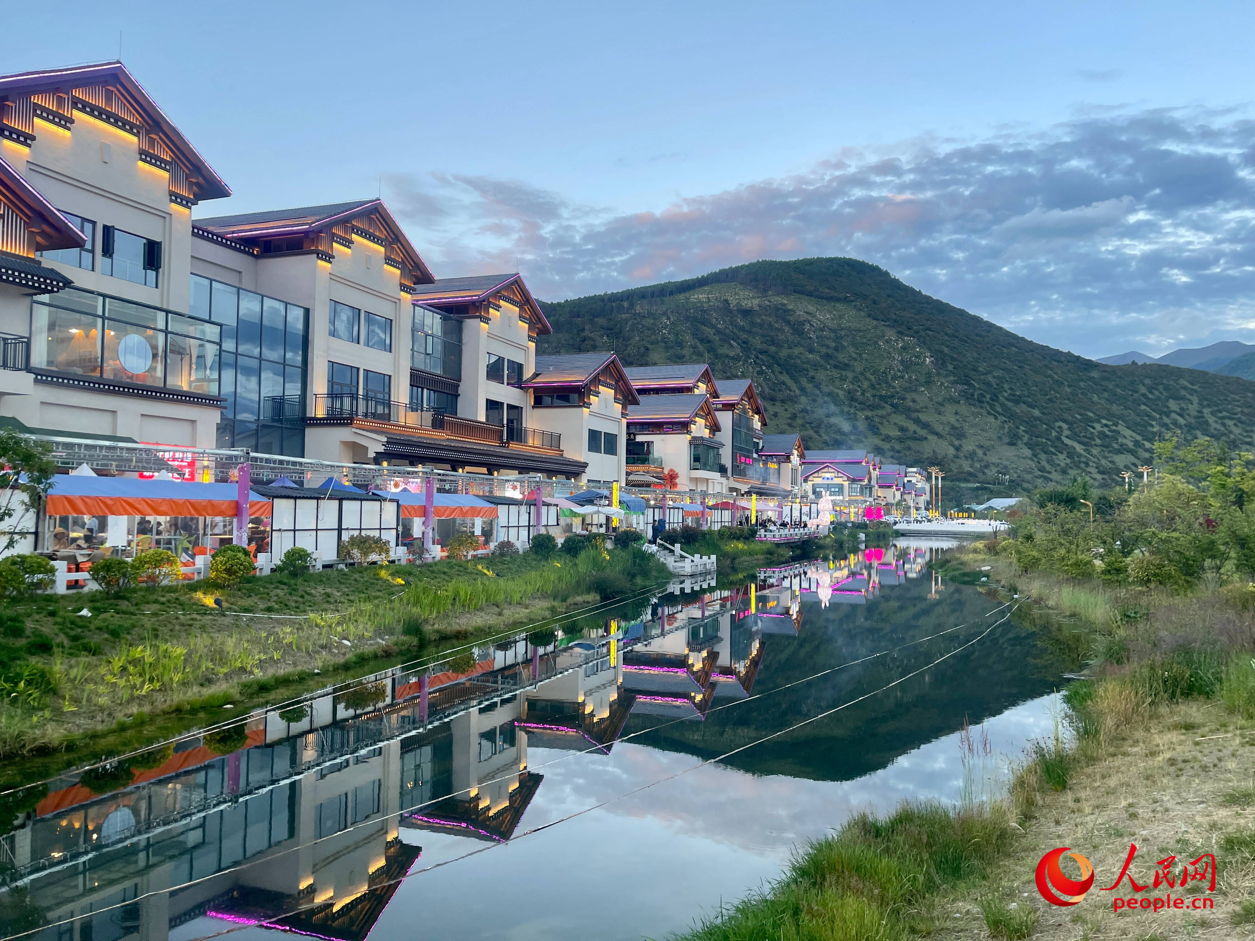 工布公園的一角，風景秀麗。人民網 周靜圓攝