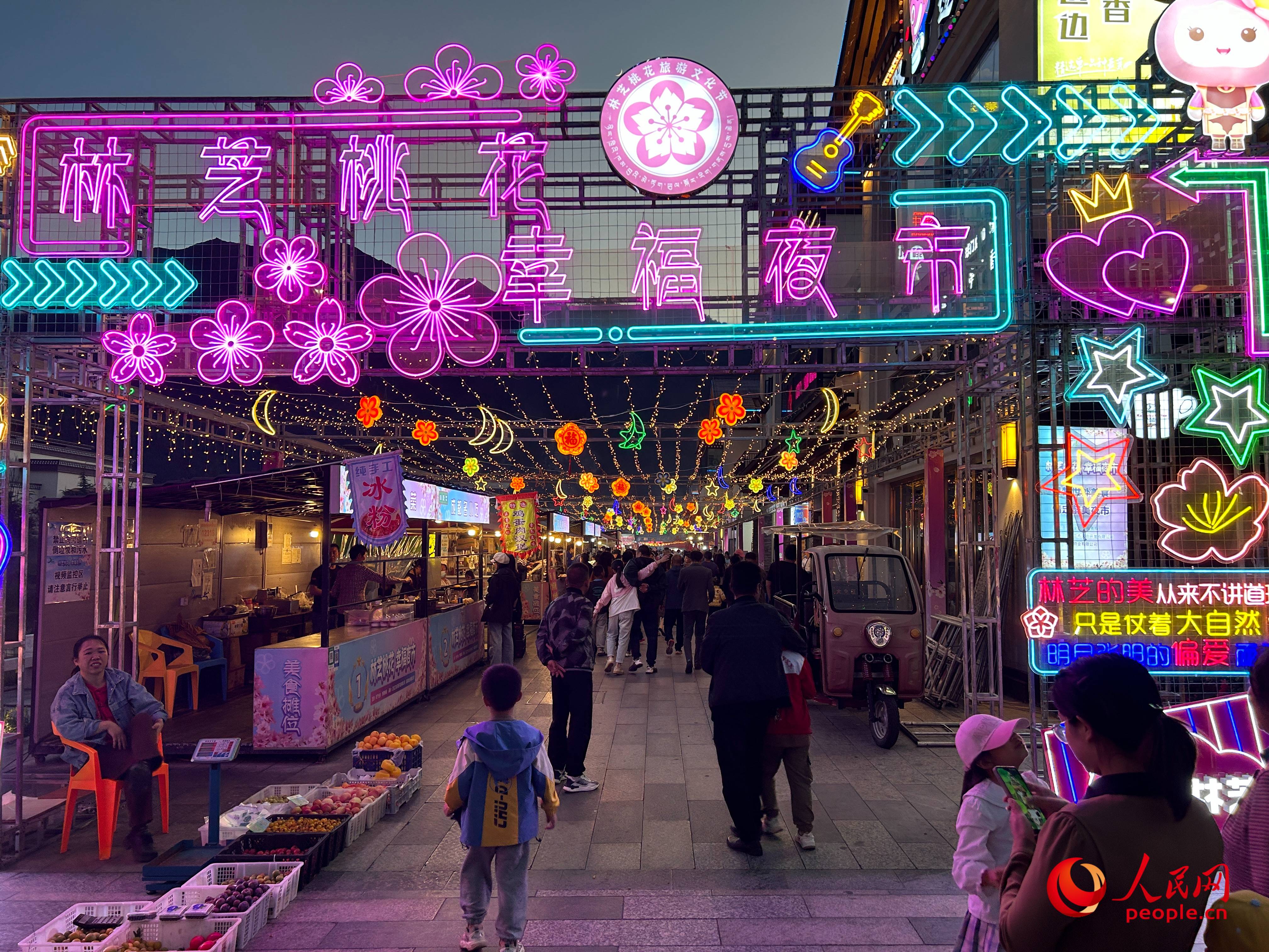 工布公園里的夜市，人來人往。人民網 周靜圓攝