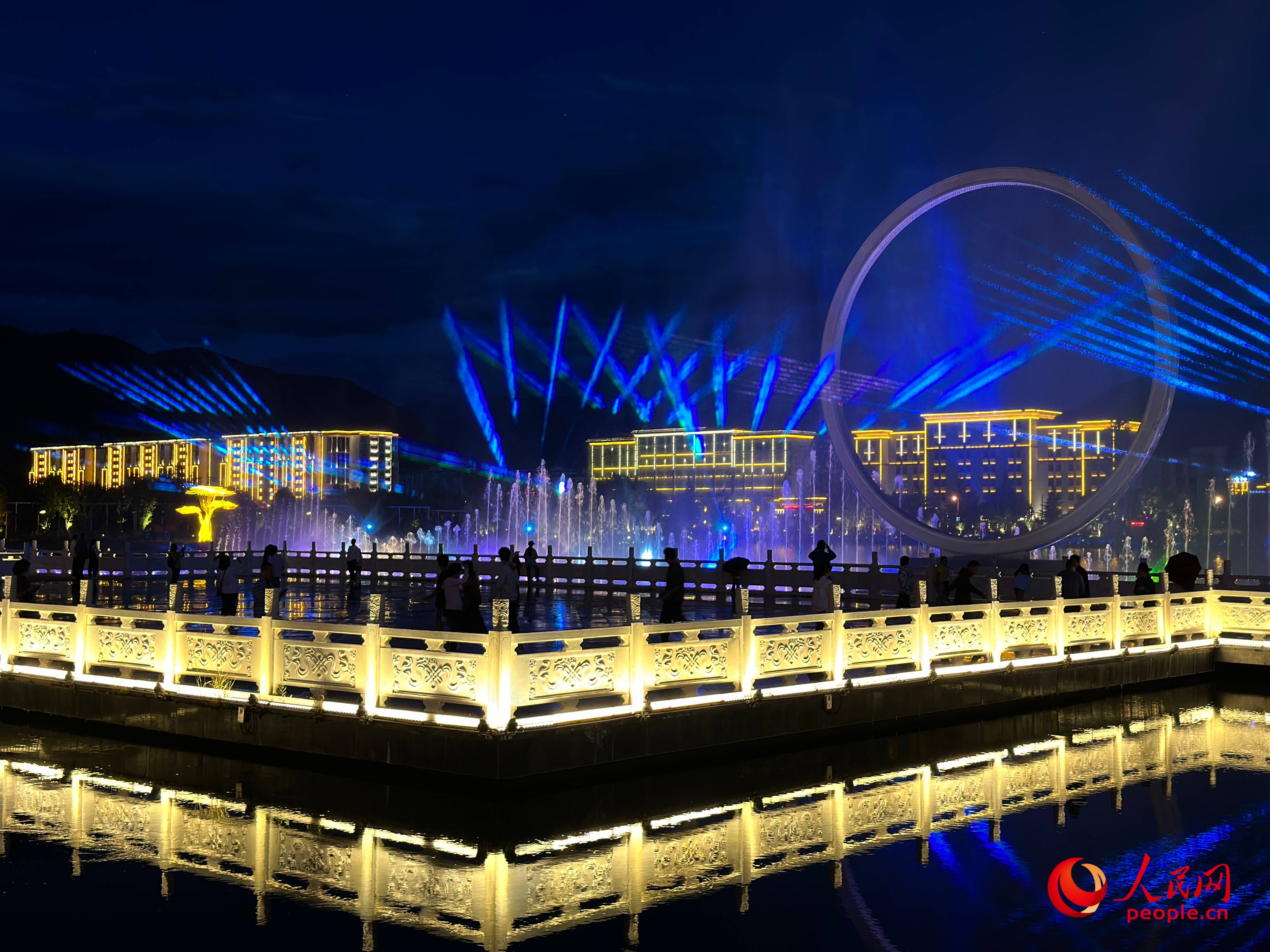 工布公園的音樂水秀噴泉，吸引市民和游客前來拍照打卡。人民網 周靜圓攝