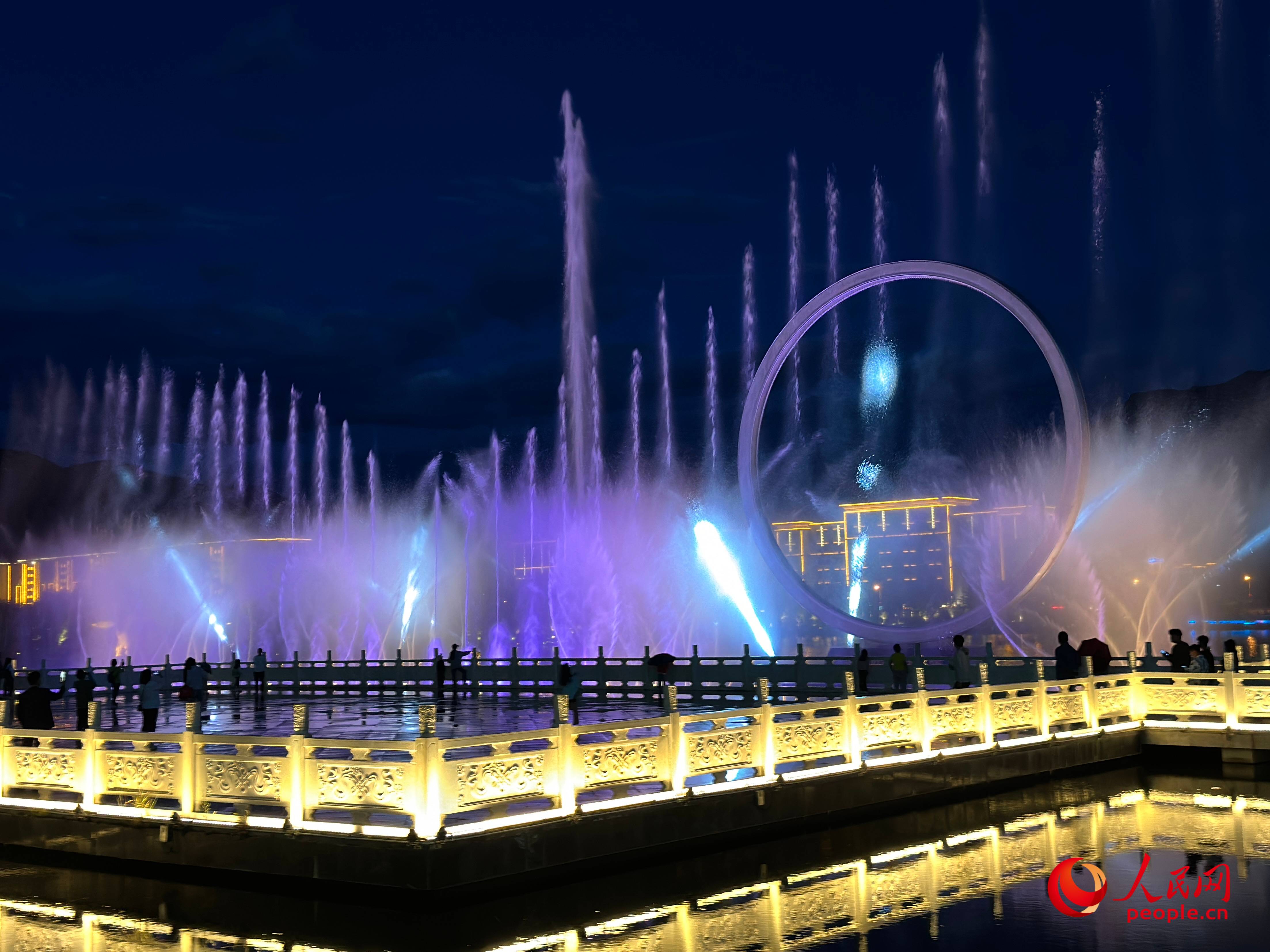 工布公園的音樂水秀噴泉，吸引市民和游客前來拍照打卡。人民網 周靜圓攝
