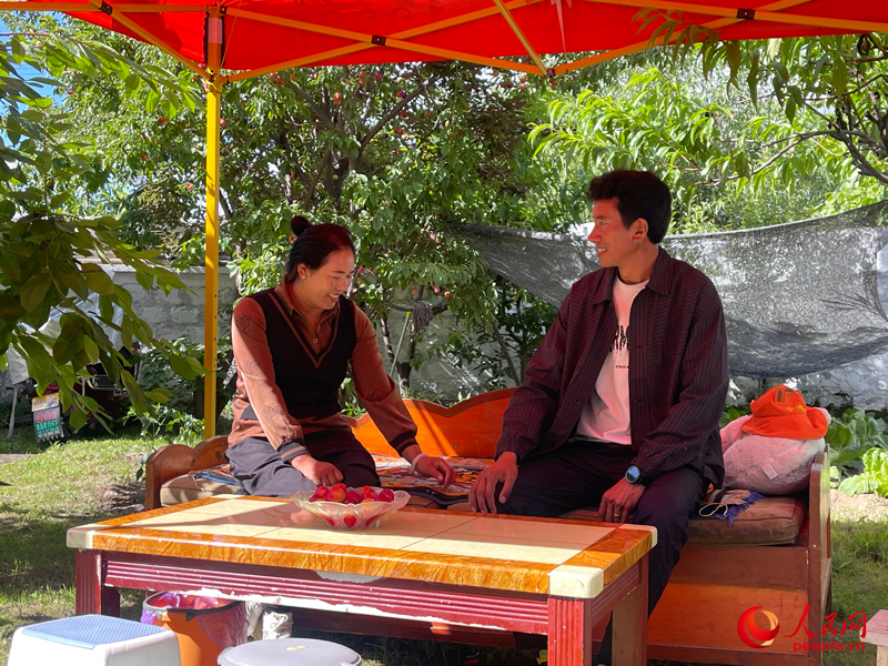 嘎拉村村民達(dá)瓦堅(jiān)參和他的妻子。人民網(wǎng) 周靜圓攝