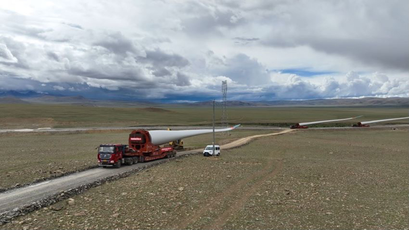 西藏措美哲古風(fēng)電場首批3.6兆瓦風(fēng)電機組運輸。受訪者供圖
