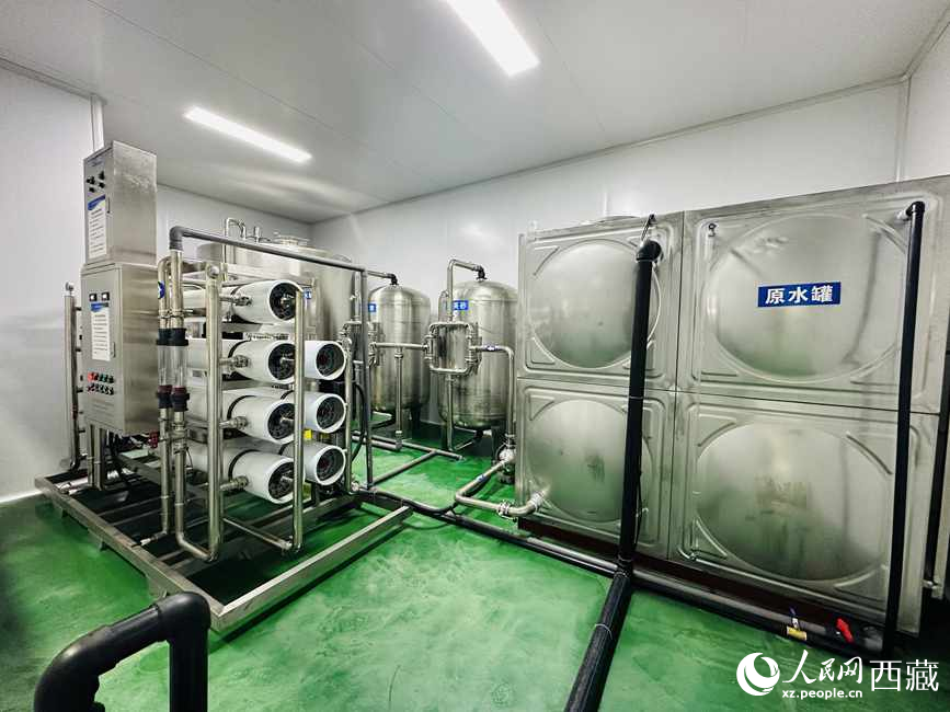 “色達(dá)牙泉”礦泉水（桶裝水）生產(chǎn)加工基地。人民網(wǎng)記者 次仁羅布攝