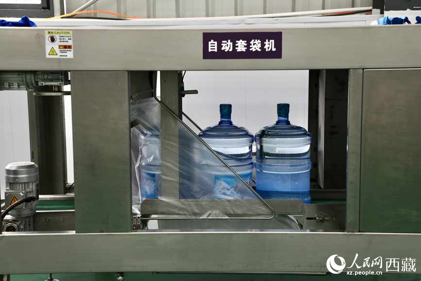 “色達(dá)牙泉”礦泉水（桶裝水）生產(chǎn)加工基地。人民網(wǎng)記者 次仁羅布攝